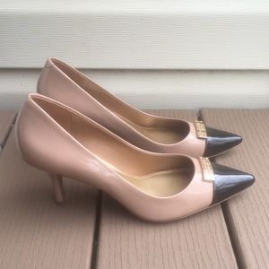 Coach Classic Pumps ‘Zan’ Captoe Logo Nude/Black